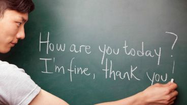 Cuenta con trabajos en equipo, tutorías, exámenes de práctica, lecturas libres y ejercicios.