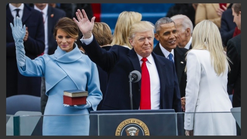 Trump saluda. Atrás, Obama, ya ex mandatario.