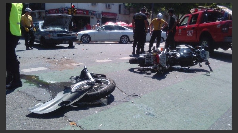 La escena del violento choque en el macrocentro de Rosario. 
