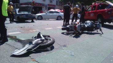 La escena del violento choque en el macrocentro de Rosario.