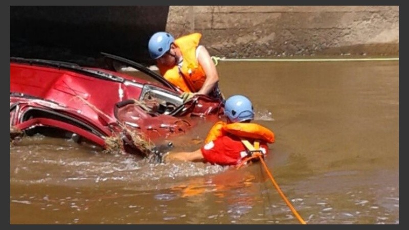 La perra que también iba en el auto está desaparecida.