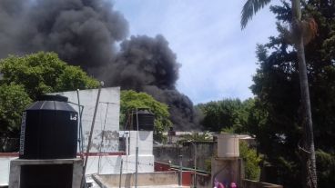 Los vecinos temían que las llamas se extendieran a las viviendas.