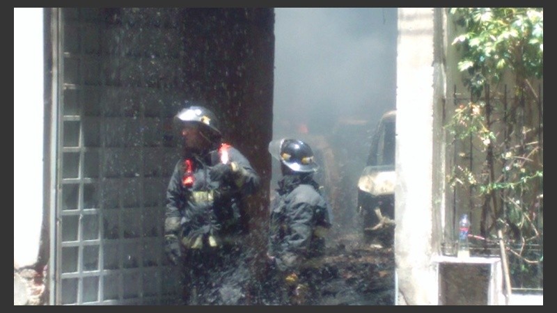 Varias dotaciones de bomberos trabajaron en el lugar.
