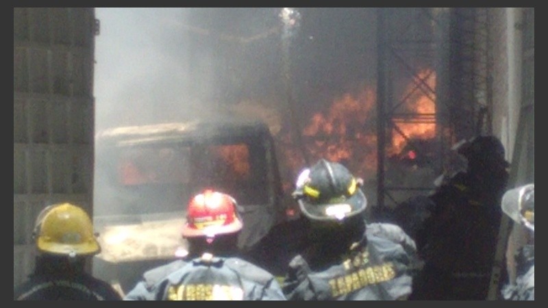 Varias dotaciones de bomberos trabajaron en el lugar.
