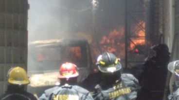 Varias dotaciones de bomberos trabajaron en el lugar.