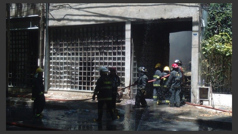 Varias dotaciones de bomberos trabajaron en el lugar.