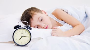 El desequilibrio durante la noche entre el tiempo de producción de orina y de la capacidad de la vejiga es la causa de la Enuresis.