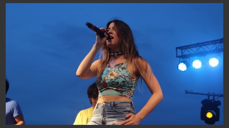 La banda uruguaya Mano Arriba cantó todos sus hits e hizo bailar al público.