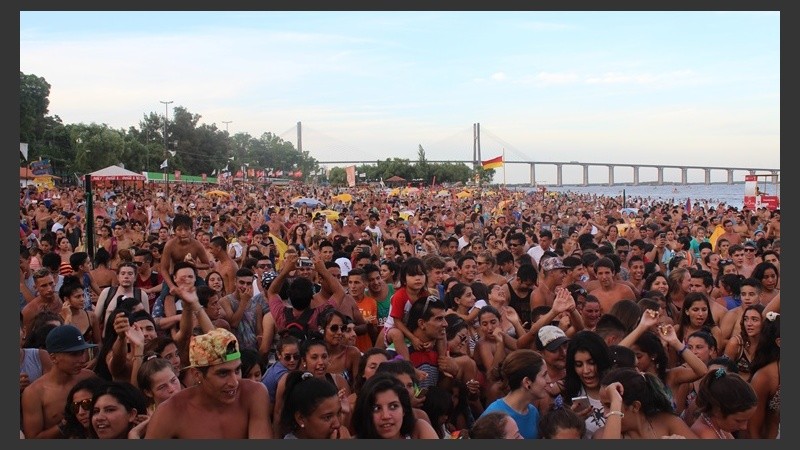 Una multitud asisitió al primer recital de Cultura Más Vos. 