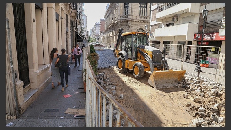 Los trabajos frente al teatro El Círculo comenzaron este lunes.