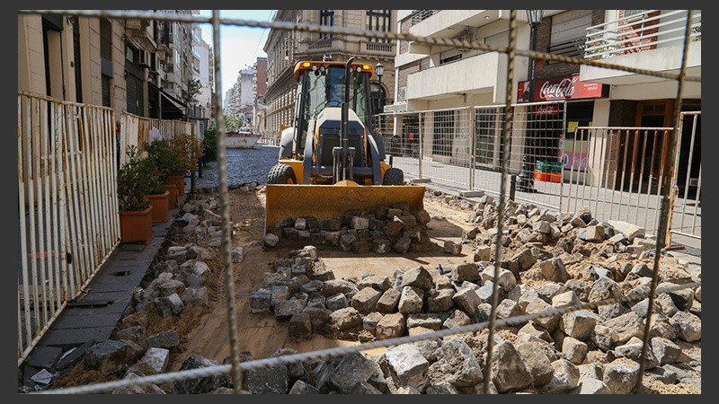 Los trabajos frente al teatro El Círculo comenzaron este lunes.