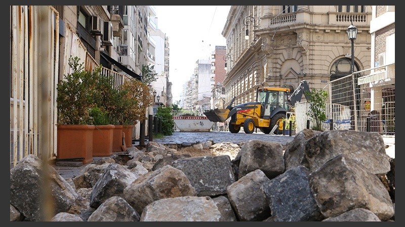 Los trabajos frente al teatro El Círculo comenzaron este lunes.