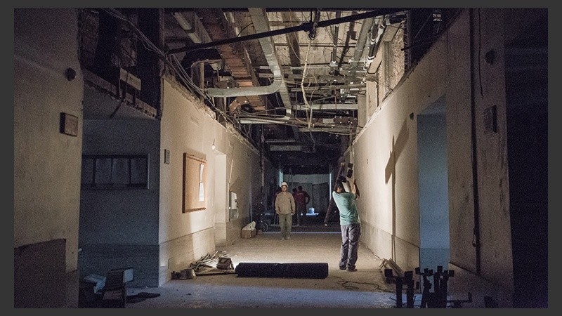 El derrumbe se registró sobre uno de los juzgados laborales del segundo piso. 