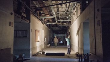 El derrumbe se registró sobre uno de los juzgados laborales del segundo piso.