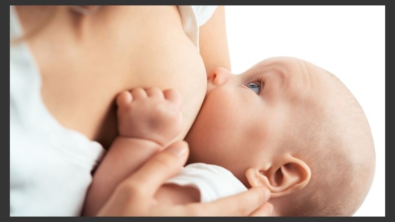 La lactancia materna genera un vínculo de tres: mamá, papá y bebé.