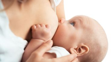 La lactancia materna genera un vínculo de tres: mamá, papá y bebé.