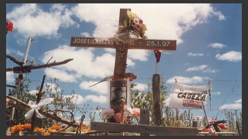 El 25 de enero de 1997 Cabezas fue hallado asesinado en su auto incinerado en una cava de General Madariaga.