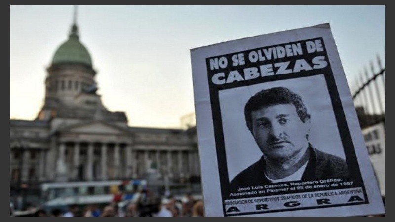 El 25 de enero de 1997 Cabezas fue hallado asesinado en su auto incinerado en una cava de General Madariaga.