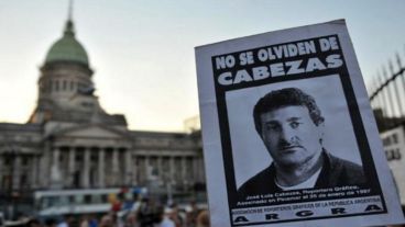 El 25 de enero de 1997 Cabezas fue hallado asesinado en su auto incinerado en una cava de General Madariaga.