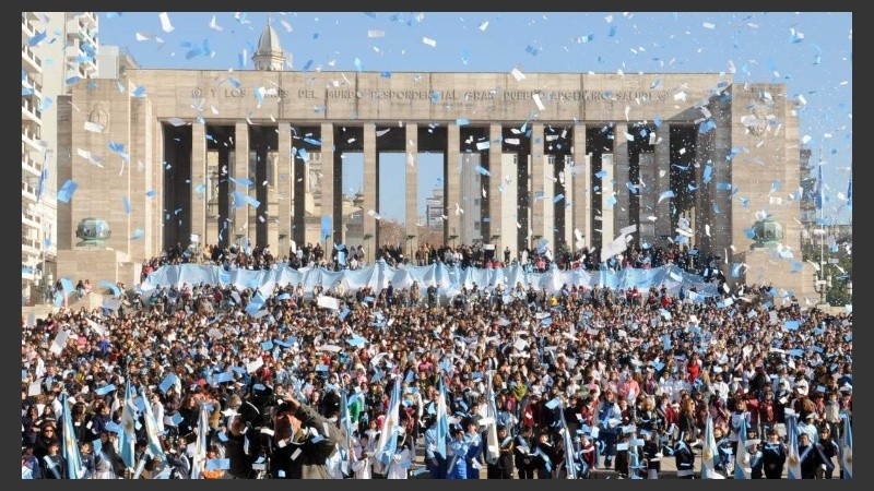 Postal de un festejo del 20 de junio en el Monumento Nacional a la Bandera. 