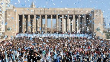 Postal de un festejo del 20 de junio en el Monumento Nacional a la Bandera.