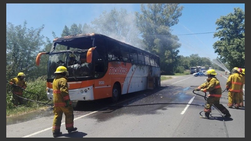 Así quedó el micro quemado.