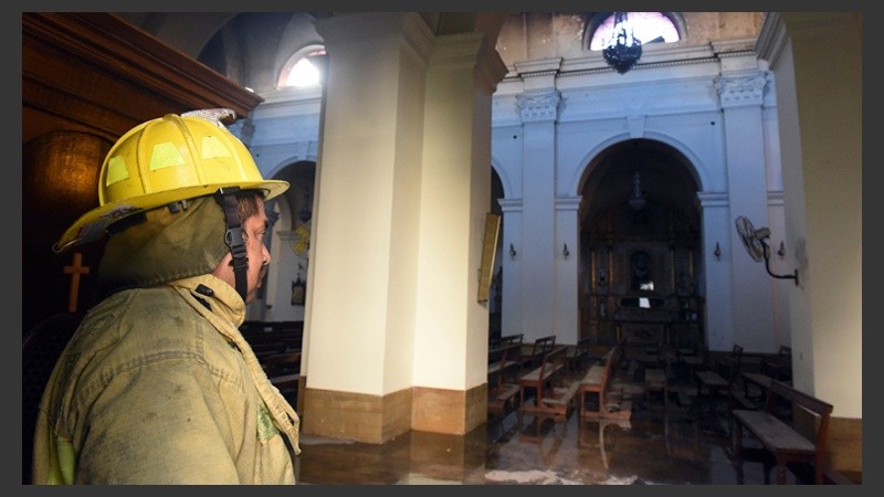 El interior de la Catedral tras el incendio.