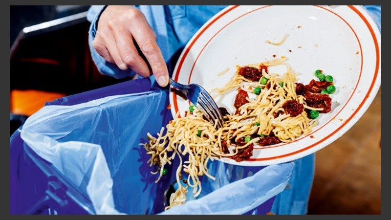 Muchas veces tiramos la comida a la basura. 