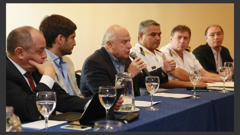 El gobernador encabezó el encuentro con jefes policiales.