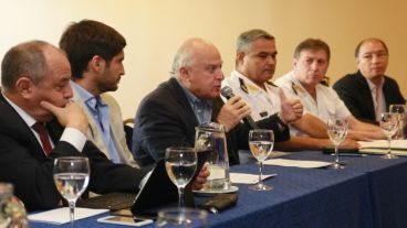 El gobernador encabezó el encuentro con jefes policiales.
