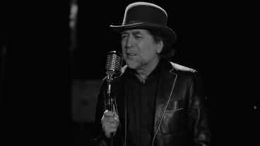 "Ni ángel de alas negras ni profeta del vicio" reza parte de la letra de "Lo niego todo".