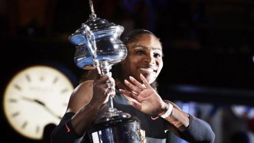 Serena otra vez con el trofeo y otra vez en el cima.