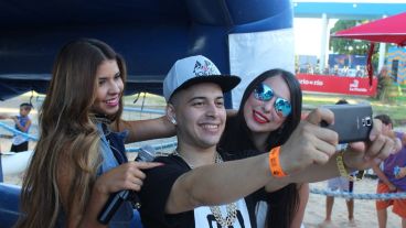 Lucho Beat, Victoria Escudero y Maira Luque posan para una selfie.