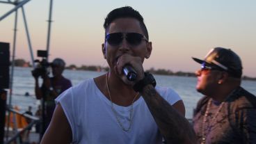 El Villano, ante una multitud, cerró la jornada.