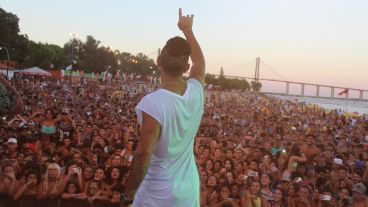 El Villano, ante una multitud, cerró la jornada.