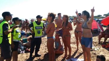 Las mujeres decidieron retirarse de la playa luego de la polémica.