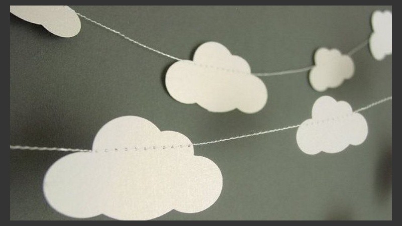 Nubes colgadas, acá y allá. 