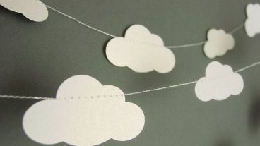 Nubes colgadas, acá y allá.