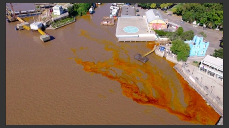 Este lunes unos 800 litros de aceite crudo de soja se filtraron al río.