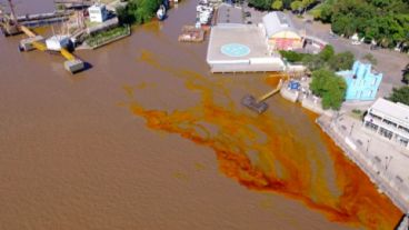 Este lunes unos 800 litros de aceite crudo de soja se filtraron al río.