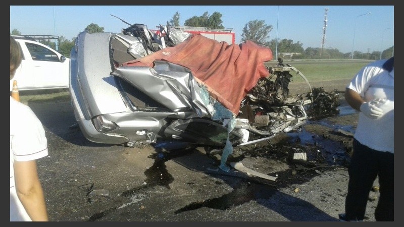 Los coches involucrados quedaron destrozados.
