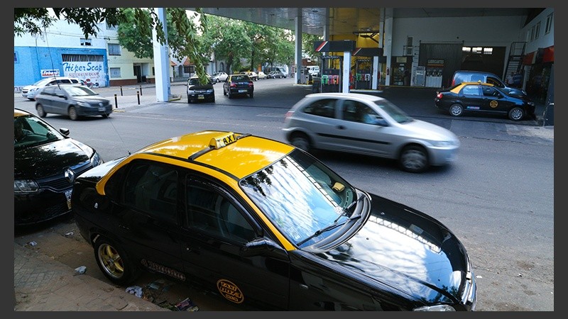 La víctima salía de cargar combustible en la estación de servicio de Gálvez y Entre Ríos.