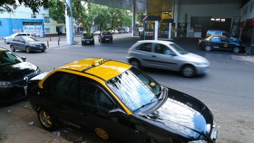 La víctima salía de cargar combustible en la estación de servicio de Gálvez y Entre Ríos.