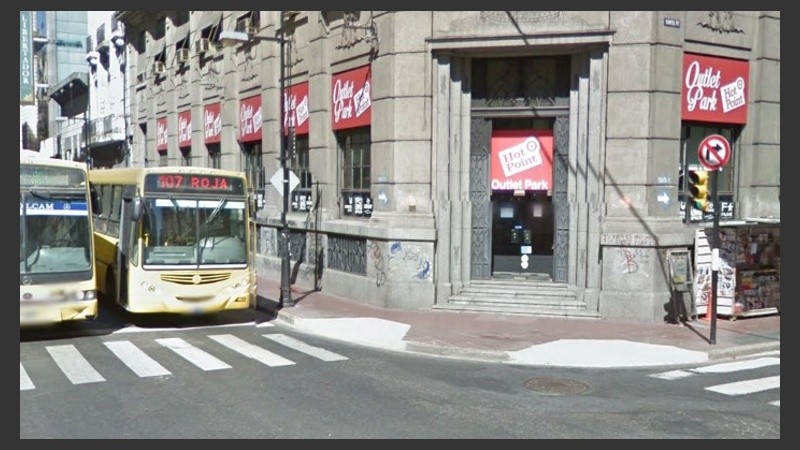 El 107 circulaba por Corrientes y chocó a la ciclista al doblar en Santa Fe.