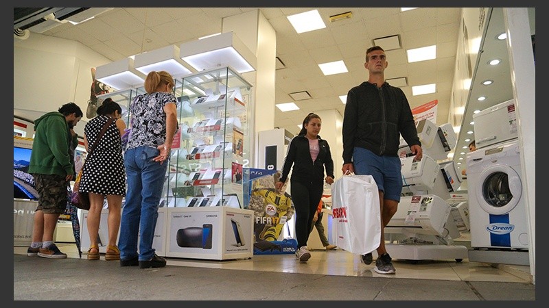 Unos sí, otros no. Dispar acatamiento al programa precios transparentes en Rosario.