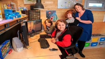 Mas pantallas, menos pizarrón. La propuesta de una madre británica