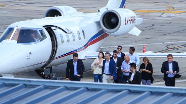 El presidente Macri y su comitiva en el aeropuerto de Rosario.