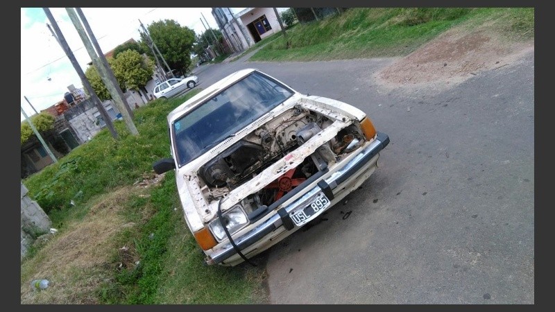 El auto robado en el hospital Eva Perón apareció desmantelado.