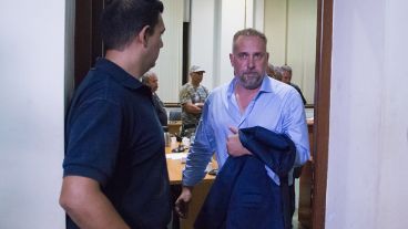 El abogado sale de la sala de audiencia tras escuchar la decisión del juez este viernes por la noche.