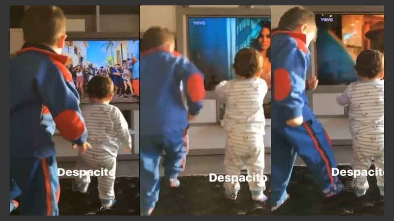 Thiago y Mateo, vestidos con sus pijamas, se movieron al ritmo de la canción de Luis Fonsi y Daddy Yankee.